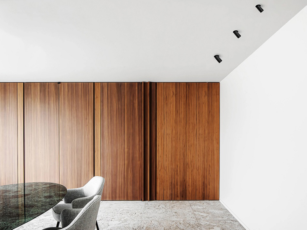 Round recessed LED spotlight